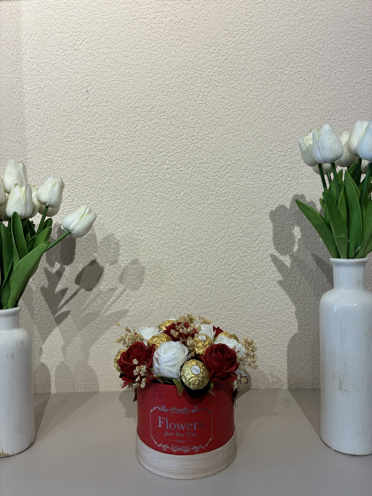 Rose & Ferrero Rocher Hamper – A Sweet Blend of Elegance & Romance