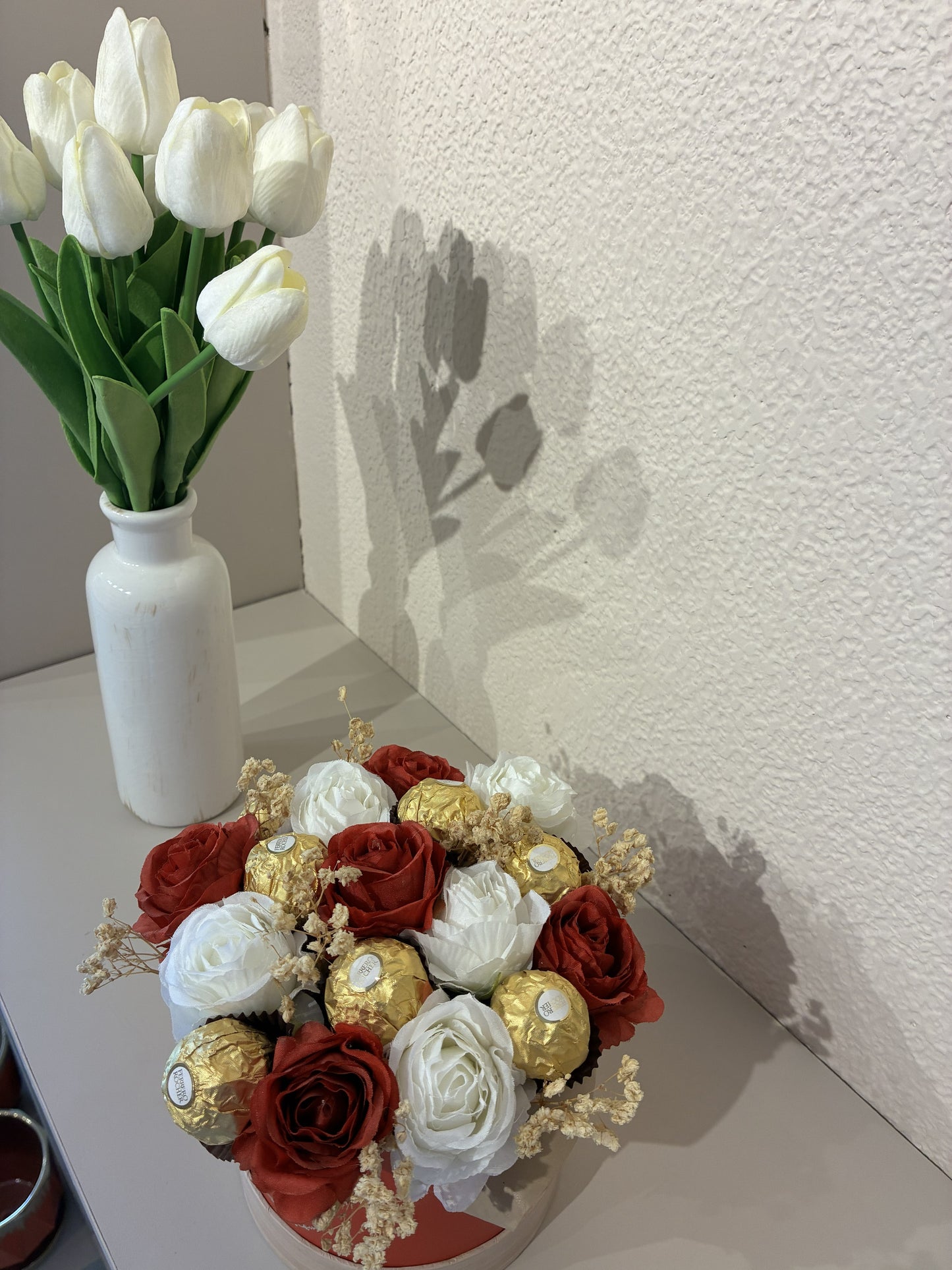 Rose & Ferrero Rocher Hamper – A Sweet Blend of Elegance & Romance