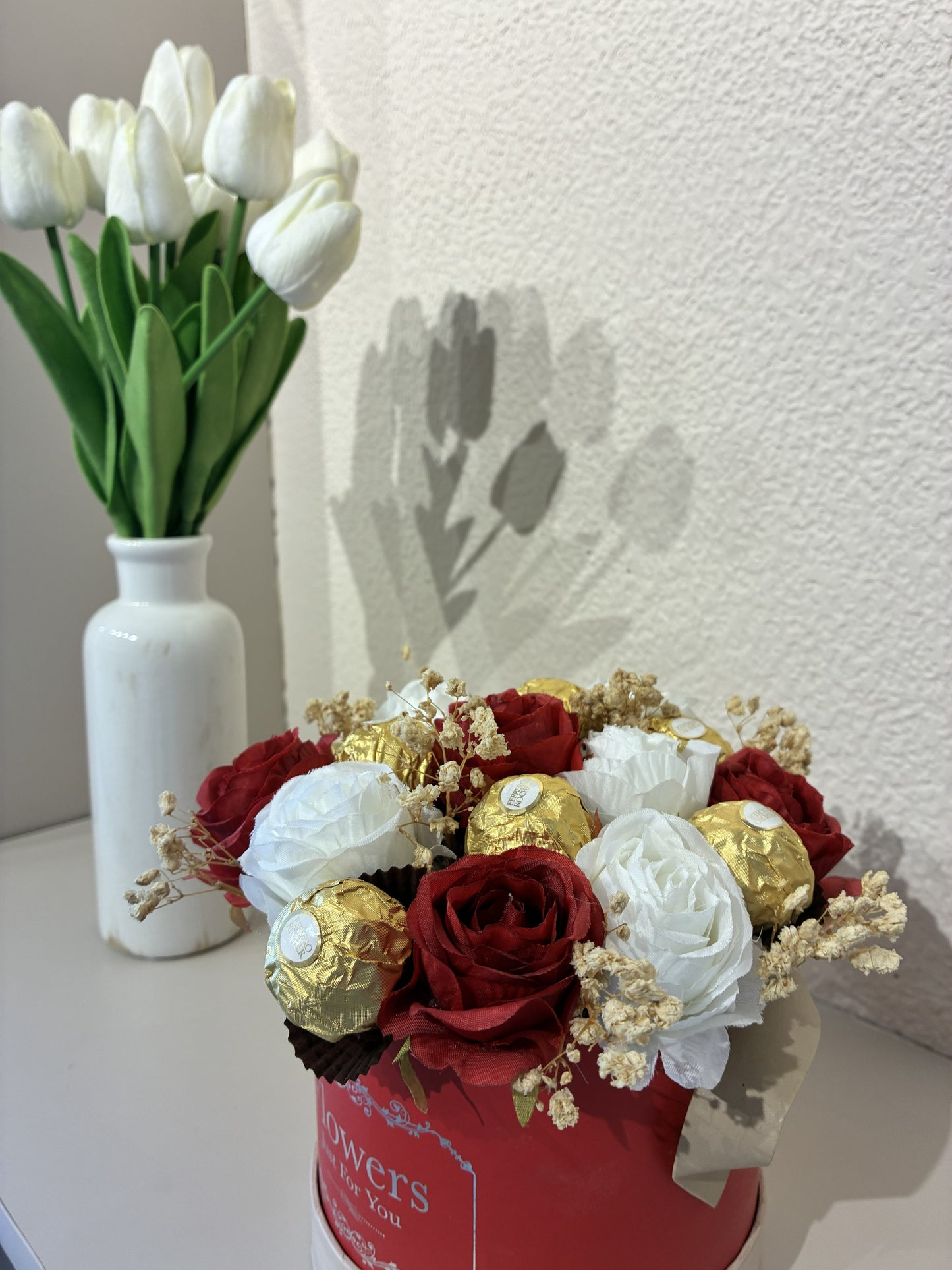 Rose & Ferrero Rocher Hamper – A Sweet Blend of Elegance & Romance