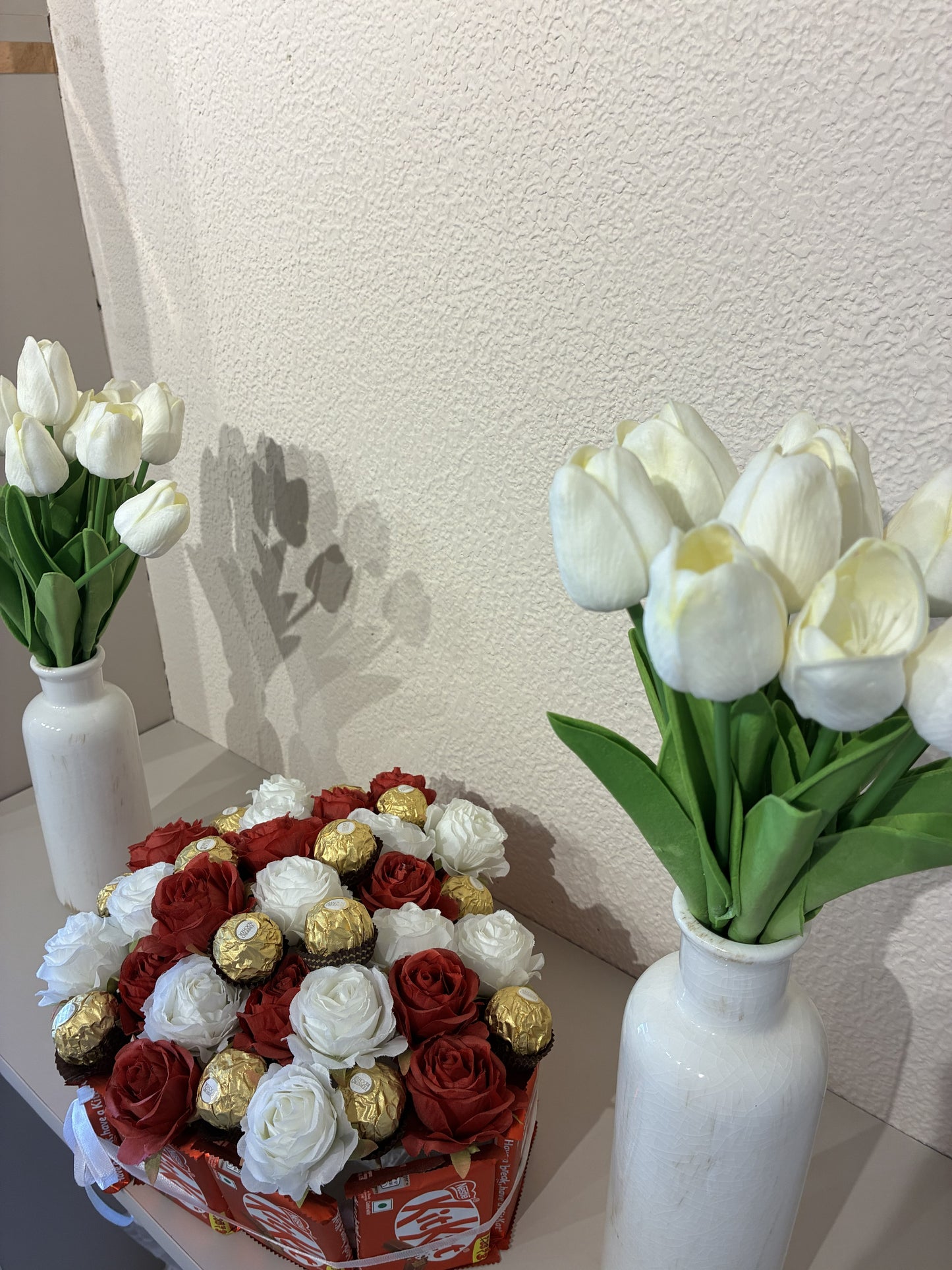 Luxury KitKat Ferrero Rocher Rose Hamper – A Sweet Blend of Love